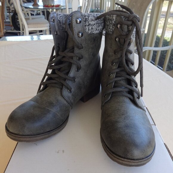 Just Fab Nyaling women's size 9 Grey ankle boot, faux leather, heel top sock - Picture 7 of 14